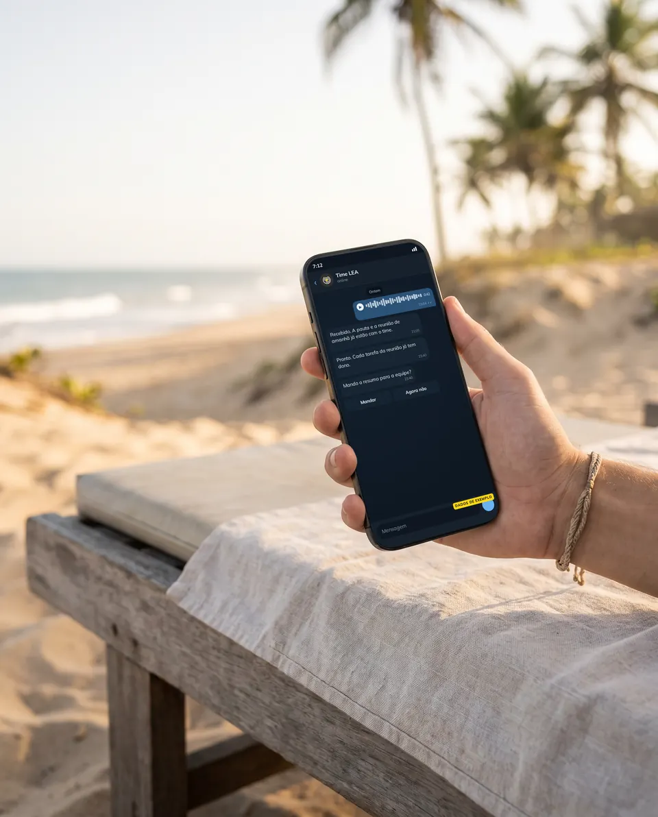Mão segurando o celular sobre uma espreguiçadeira na praia, de manhã, com a conversa do time na tela, dados de exemplo